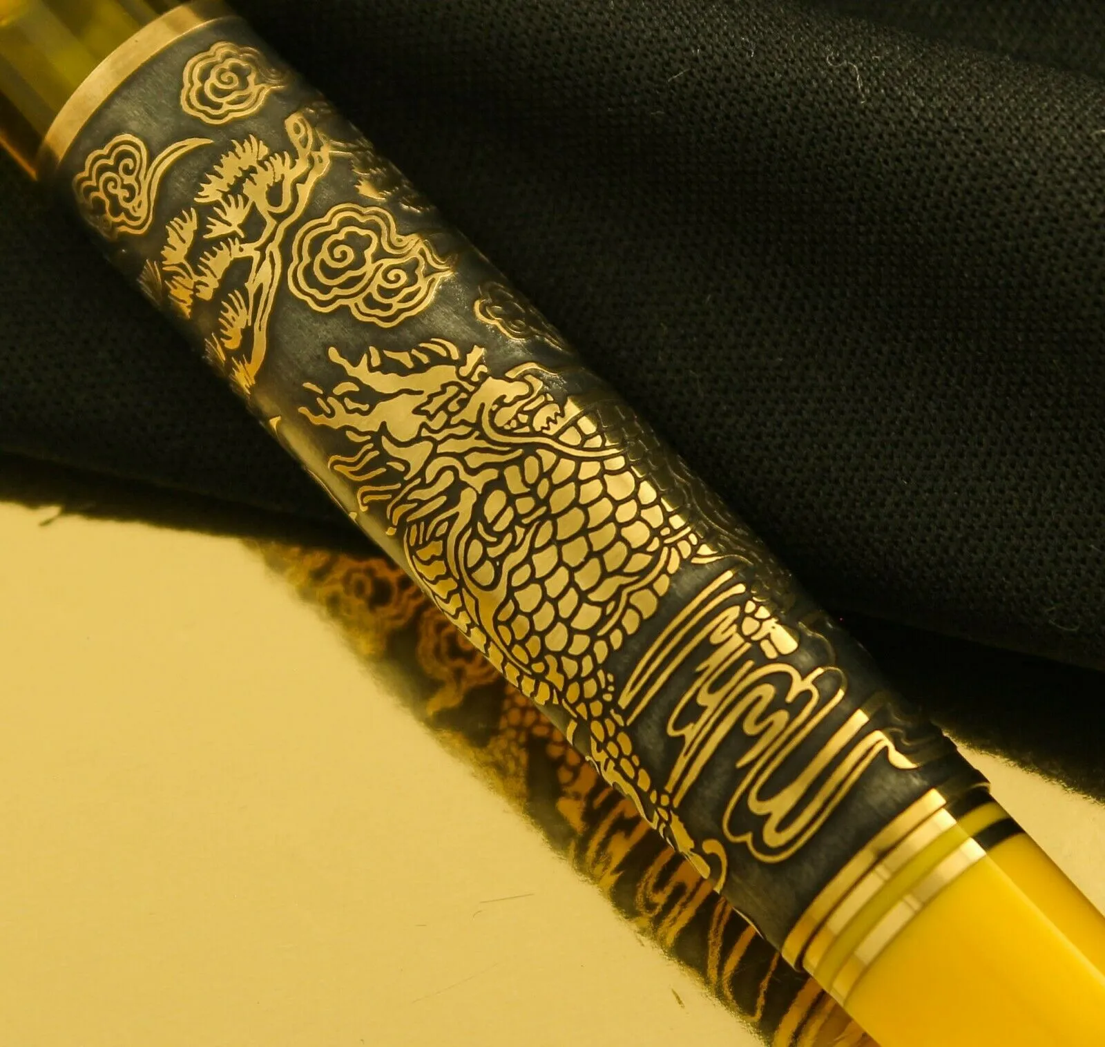 Pelikan M800 Kirin Limited Edition Fountain Pen w/ Collector Book